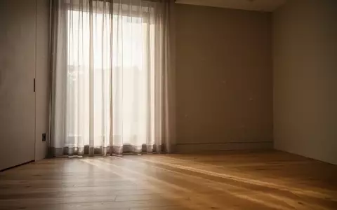 Ein minimalistischer, lichtdurchfluteter Wellnessraum mit sanftem Tageslicht auf einem Holzboden. - Foto: über boerse-global.de