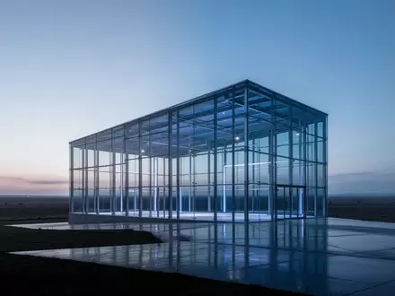 Moderne Glas- und Stahlarchitektur in der Dämmerung als Symbol für strategische Neuausrichtung und Unternehmensplanung. - Foto: über boerse-global.de