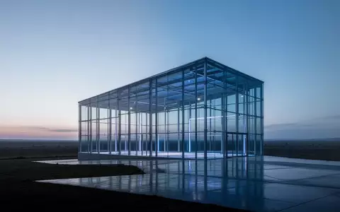 Moderne Glas- und Stahlarchitektur in der Dämmerung als Symbol für strategische Neuausrichtung und Unternehmensplanung. - Foto: über boerse-global.de