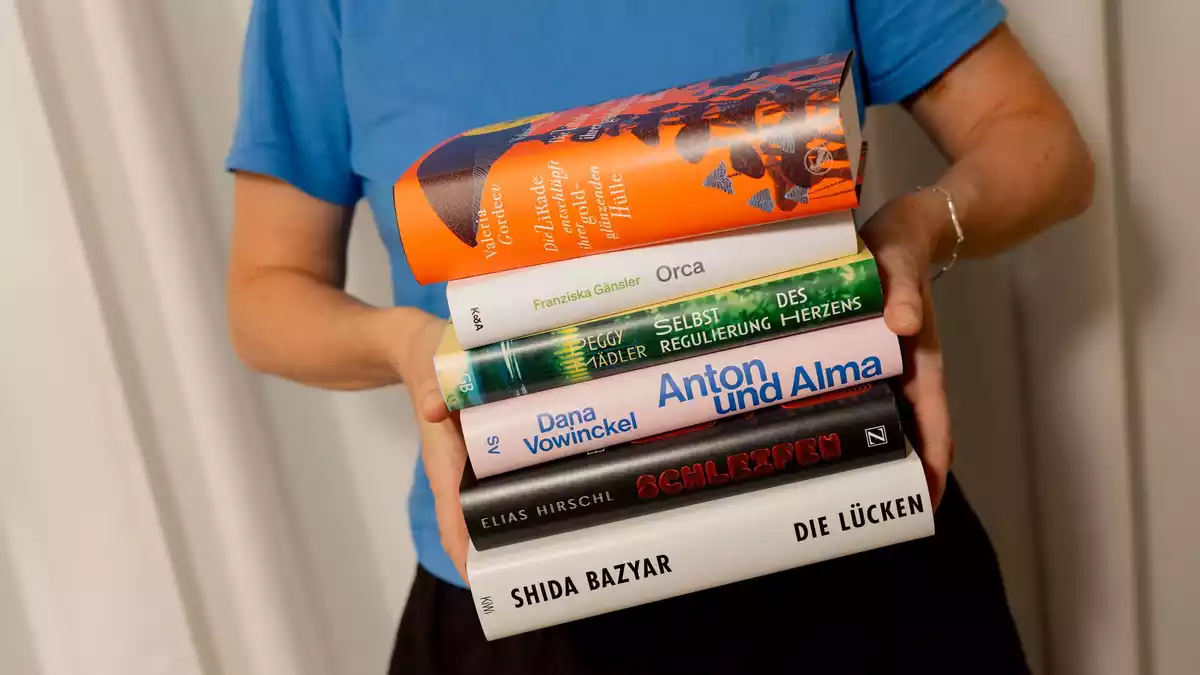 Sechs aus zwanzig: Die Shortlist beim Deutschen Buchpreis steht fest. - Bild: Lena Everding/Börsenverein/dpa