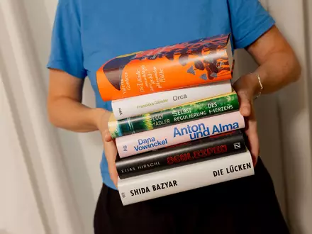 Sechs aus zwanzig: Die Shortlist beim Deutschen Buchpreis steht fest. - Foto: Lena Everding/Börsenverein/dpa