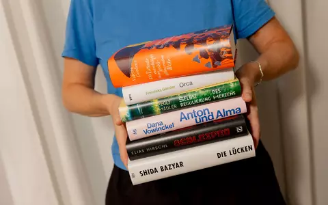 Sechs aus zwanzig: Die Shortlist beim Deutschen Buchpreis steht fest. - Foto: Lena Everding/Börsenverein/dpa