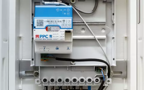 Ein digitaler Stromzähler. Nach Berechnungen von Eon Energie Deutschland und der Forschungsstelle Energiewirtschaft könnten die Bürger viel Geld sparen, wenn sie ihren Stromverbrauch auf günstige Tageszeiten legen. (Symbolbild)    - Foto: Markus Scholz/dpa/dpa-tmn