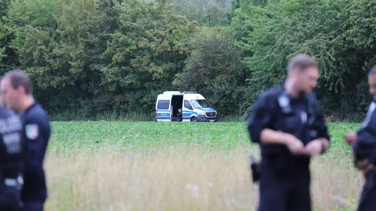 Rund um das Kraftwerk ist die Polizei seit Montagnachmittag mit zahlreichen Kräften im Einsatz. - Bild: Sascha Thelen/dpa
