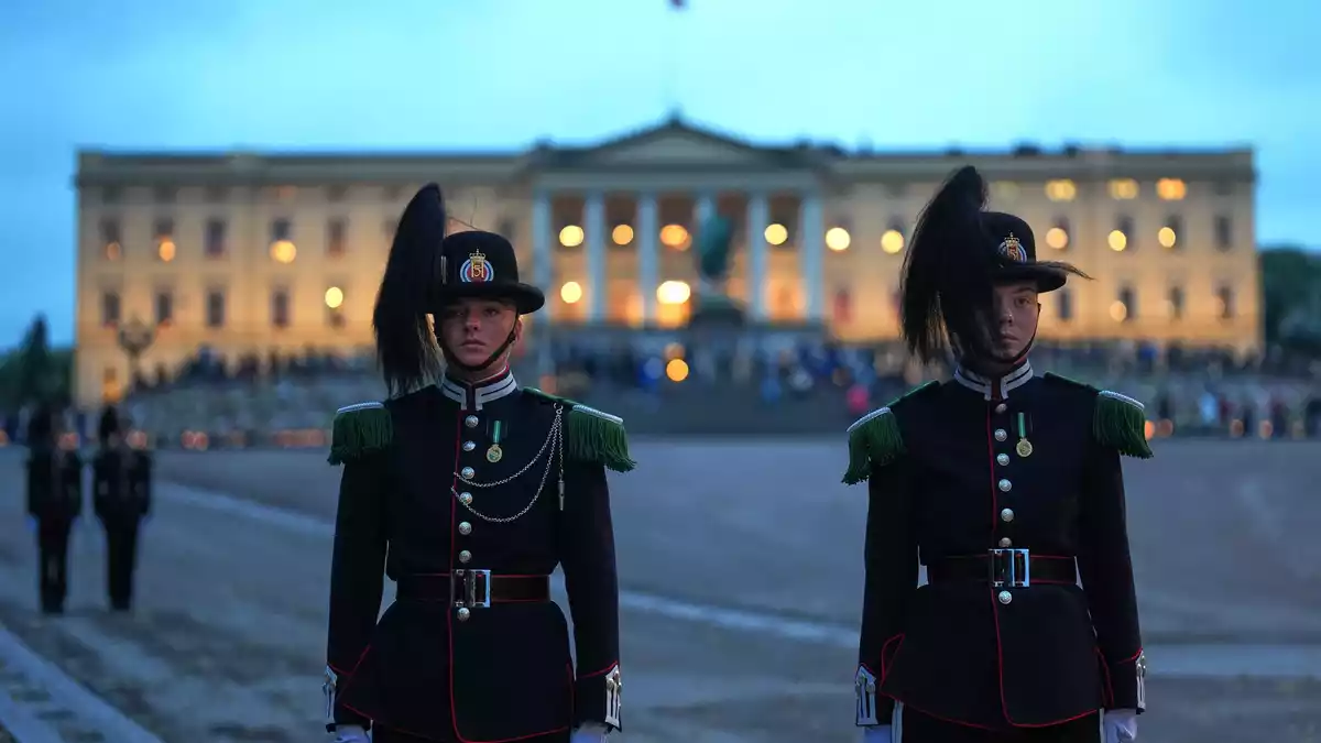 Am Schloss in Oslo wird alles für das Staatsbegräbnis vorbereitet. - Bild: Markus Schreiber/AP/dpa