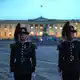 Am Schloss in Oslo wird alles für das Staatsbegräbnis vorbereitet. - Bild: Markus Schreiber/AP/dpa