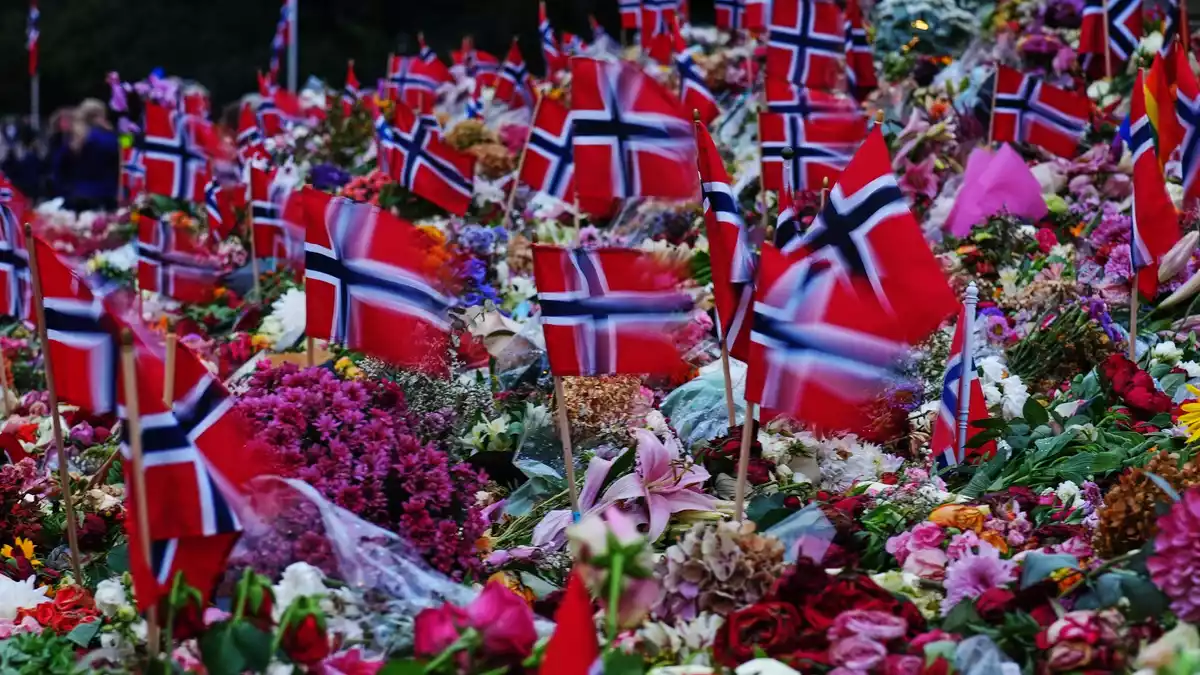 Ein Blumenmeer auf dem Schlossplatz zeugt von der Trauer um den beliebten Monarchen.  - Bild: Markus Schreiber/AP/dpa