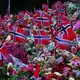 Ein Blumenmeer auf dem Schlossplatz zeugt von der Trauer um den beliebten Monarchen.  - Bild: Markus Schreiber/AP/dpa
