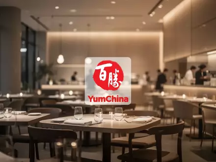 Modernes, minimalistisches Restaurantinterieur bei stimmungsvoller Beleuchtung als Symbol für den Gastronomiesektor. - Foto: über boerse-global.de