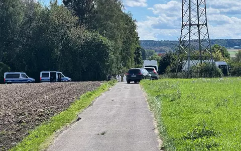 Die Spurensicherung am Ort der Festnahme in der NĂ€he des Kraftwerks Weisweiler. - Foto: Alexander Franz/dpa