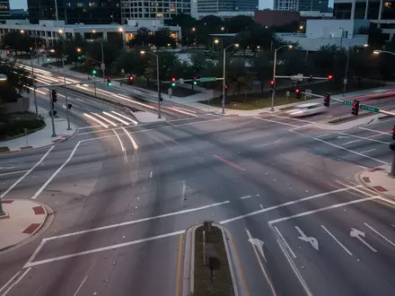 Eine leere, moderne Straßenkreuzung in Austin, Texas, bei Dämmerung, die die städtische Infrastruktur für autonome Fahrzeuge zeigt. - Foto: über boerse-global.de