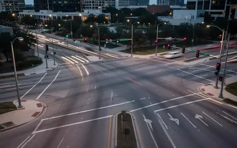 Eine leere, moderne Straßenkreuzung in Austin, Texas, bei Dämmerung, die die städtische Infrastruktur für autonome Fahrzeuge zeigt. - Foto: über boerse-global.de