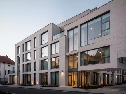 Moderne Fassade eines neu errichteten Wohngebäudes für Studierende in einem städtischen Wohnviertel. - Foto: über boerse-global.de
