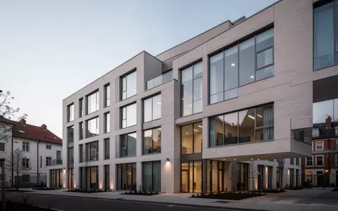 Moderne Fassade eines neu errichteten Wohngebäudes für Studierende in einem städtischen Wohnviertel. - Foto: über boerse-global.de