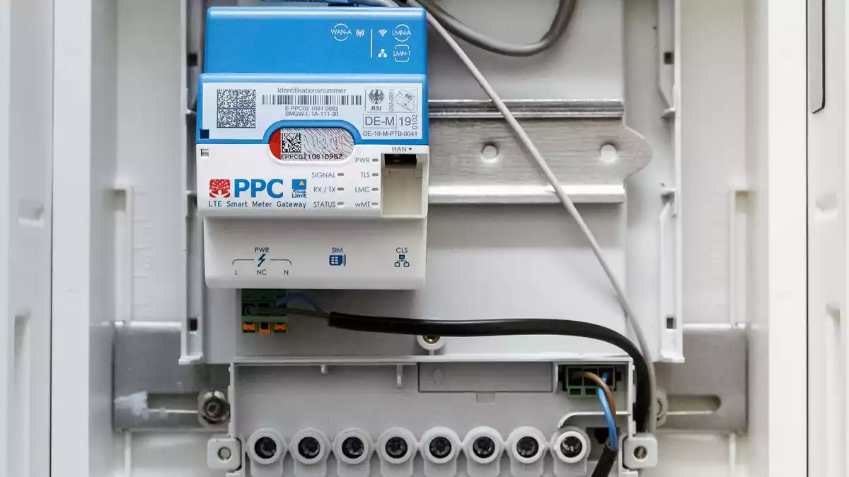 Ein digitaler Stromzähler. Nach Berechnungen von Eon Energie Deutschland und der Forschungsstelle Energiewirtschaft könnten die Bürger viel Geld sparen, wenn sie ihren Stromverbrauch auf günstige Tageszeiten legen. (Symbolbild)    - Bild: Markus Scholz/dpa/dpa-tmn