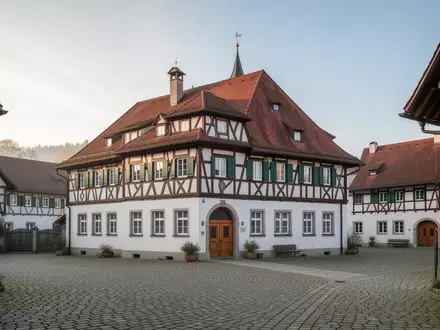 Ein historisches Vereinsgebäude in einer bayerischen Ortschaft in der Morgensonne. - Foto: über boerse-global.de