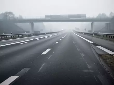 Leere Autobahn mit Fahrbahnmarkierungen an einem bewölkten Tag als Symbol für die Überwachung des Güterverkehrs. - Foto: über boerse-global.de