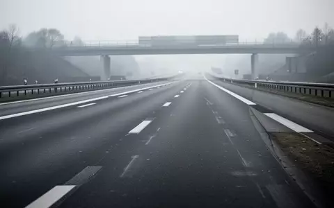 Leere Autobahn mit Fahrbahnmarkierungen an einem bewölkten Tag als Symbol für die Überwachung des Güterverkehrs. - Foto: über boerse-global.de