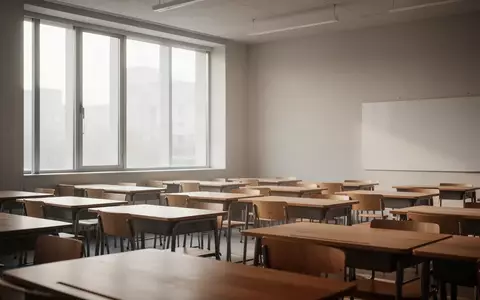 Ein leerer, modern gestalteter Klassenraum mit Holzschreibtischen in einer ruhigen, hellen Lernumgebung. - Foto: über boerse-global.de