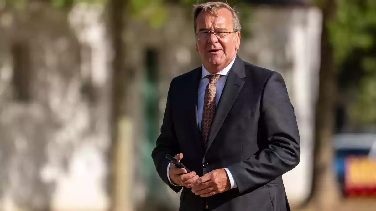 Er habe beschlossen, dringend benötigte PAC-2-Abfangraketen aus Beständen der Bundeswehr an die Ukraine zu liefern, sagte Pistorius. - Bild: Michael Kappeler/dpa-Pool/dpa