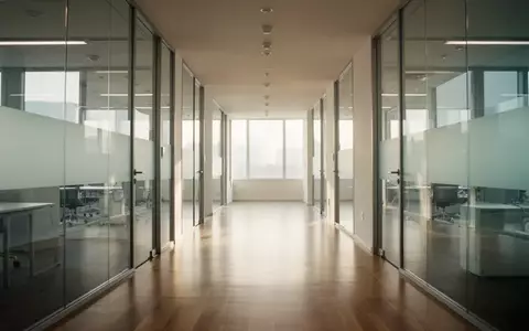 Ein heller, leerer Büroflur mit Glaswänden und modernem Design in einer professionellen Arbeitsumgebung. - Foto: über boerse-global.de