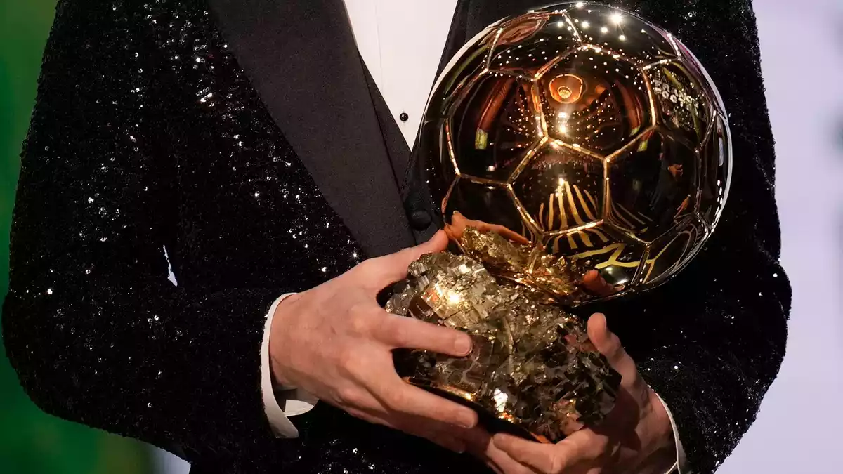Der Goldene Ball ist im Profifußball ein Prestigepreis. (Archivbild) - Bild: Christophe Ena/AP/dpa