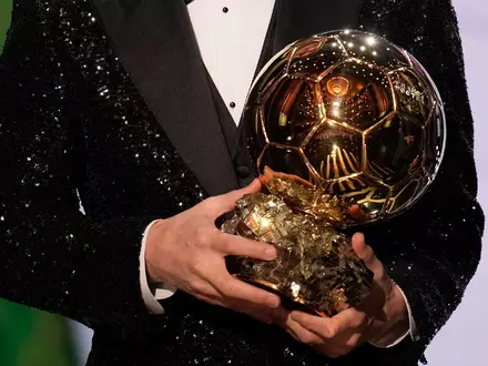 Der Goldene Ball ist im Profifußball ein Prestigepreis. (Archivbild) - Foto: Christophe Ena/AP/dpa