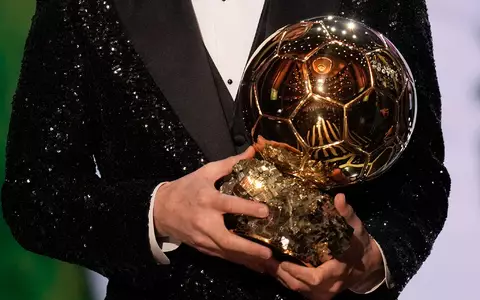 Der Goldene Ball ist im Profifußball ein Prestigepreis. (Archivbild) - Foto: Christophe Ena/AP/dpa