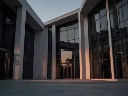 Moderne, minimalistische Architektur eines Regierungsgebäudes in der Abenddämmerung als Symbol für staatliche Haushaltsplanung. - Foto: über boerse-global.de