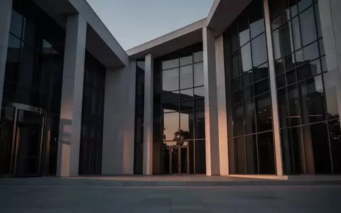 Moderne, minimalistische Architektur eines Regierungsgebäudes in der Abenddämmerung als Symbol für staatliche Haushaltsplanung. - Foto: über boerse-global.de