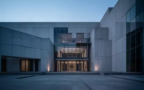 Die Fassade eines modernen Verwaltungsgebäudes in der Dämmerung mit geometrischen architektonischen Linien. - Foto: über boerse-global.de