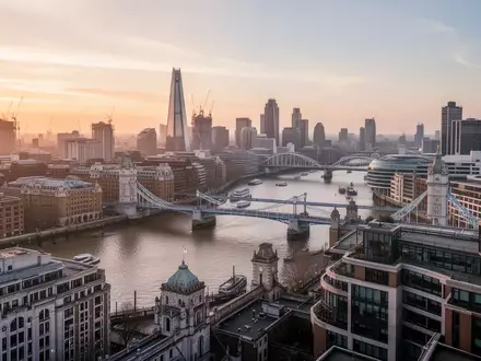 Blick über die Londoner Skyline und die Themse bei Sonnenuntergang in Richtung des Blackfriars-Viertels. - Foto: über boerse-global.de