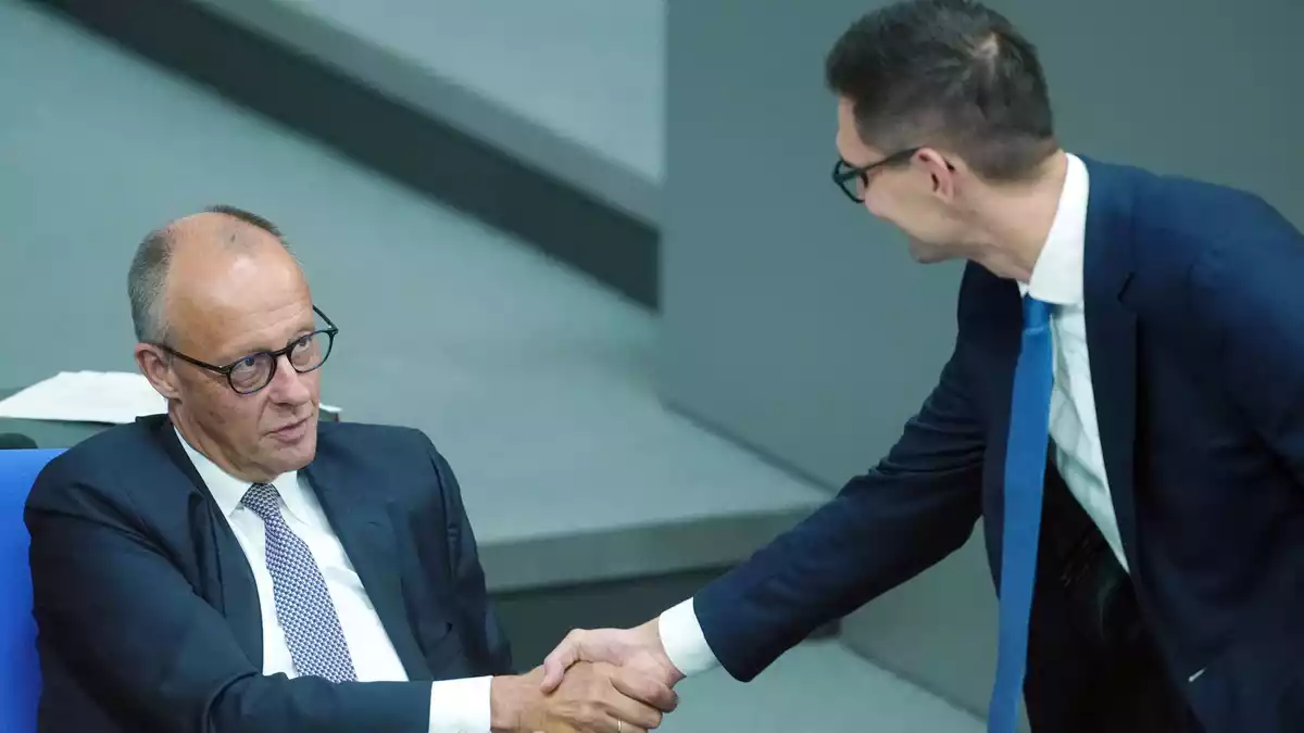 Handschlag: ja. Aber Freunde werden Kanzler Friedrich Merz und Unionsfraktionsvize Sepp Müller so schnell nicht. - Bild: Kay Nietfeld/dpa