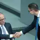 Handschlag: ja. Aber Freunde werden Kanzler Friedrich Merz und Unionsfraktionsvize Sepp Müller so schnell nicht. - Bild: Kay Nietfeld/dpa