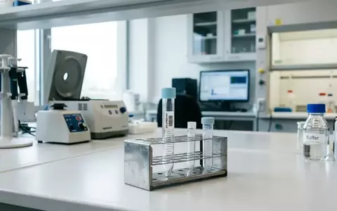 Ein leeres Reagenzglas in einem Laborständer auf einem klinischen Arbeitstisch. - Foto: über boerse-global.de