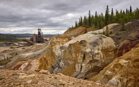 Industrielle Uran-Minenanlage in einer weiten, unberührten Naturlandschaft. - Foto: über boerse-global.de