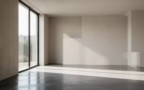 Minimalistisches, modernes Interieur mit klaren Linien und natürlichem Lichteinfall auf einem polierten Betonboden. - Foto: über boerse-global.de
