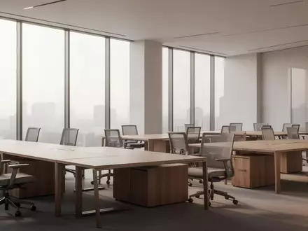 Ein minimalistisch gestalteter, leerer Büroarbeitsplatz mit hellen Holzmöbeln in einer lichtdurchfluteten, modernen Umgebung. - Foto: über boerse-global.de