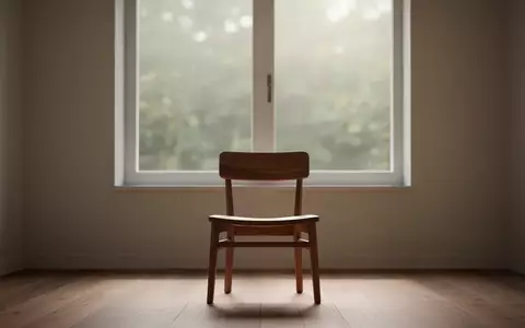 Ein minimalistischer, ruhiger Raum mit einem einzelnen leeren Holzstuhl vor einem Fenster mit weichem Tageslicht. - Foto: über boerse-global.de