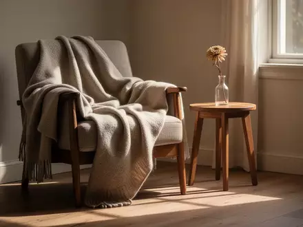 Ein ruhiger, sonnendurchfluteter Raum mit einem bequemen Sessel und einer weichen Decke, der eine Atmosphäre der Geborgenheit vermittelt. - Foto: über boerse-global.de