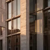 Moderne architektonische Fassade eines römischen Steingebäudes im warmen Licht der Abendsonne. - Foto: über boerse-global.de