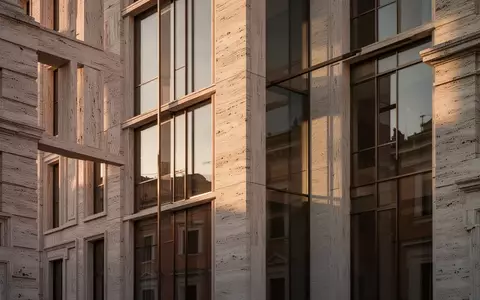 Moderne architektonische Fassade eines römischen Steingebäudes im warmen Licht der Abendsonne. - Foto: über boerse-global.de