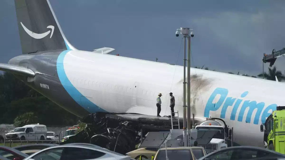 Das Flugzeug schoss über die Landebahn hinaus.  - Bild: Lynne Sladky/AP/dpa