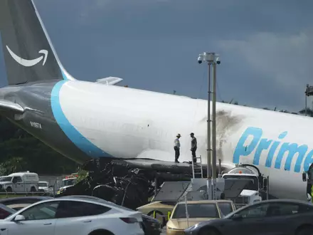 Das Flugzeug schoss über die Landebahn hinaus. - Foto: Lynne Sladky/AP/dpa