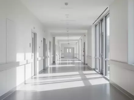 Ein heller, minimalistischer Krankenhausflur mit einfallendem Tageslicht und klaren architektonischen Linien. - Foto: über boerse-global.de