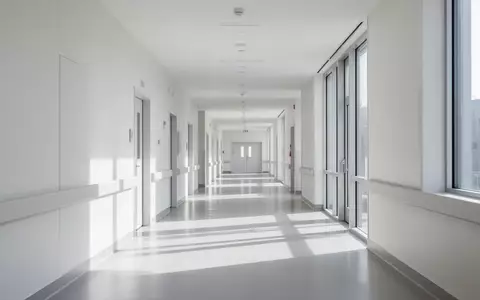 Ein heller, minimalistischer Krankenhausflur mit einfallendem Tageslicht und klaren architektonischen Linien. - Foto: über boerse-global.de