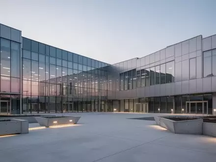 Ein minimalistisches, modernes Forschungsgebäude in der Provinz Gyeonggi bei Dämmerung mit einer leeren Betonvorfläche. - Foto: über boerse-global.de