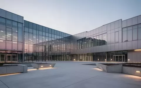 Ein minimalistisches, modernes Forschungsgebäude in der Provinz Gyeonggi bei Dämmerung mit einer leeren Betonvorfläche. - Foto: über boerse-global.de