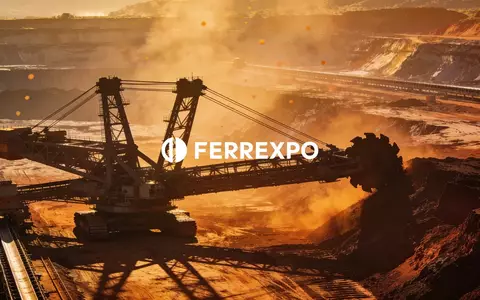 Industrielle Bergbau-Landschaft bei Sonnenuntergang mit Fokus auf Erdarbeiten und schwere Maschinen. - Foto: über boerse-global.de