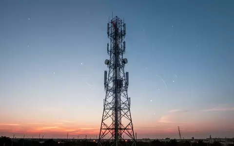 Ein moderner Sendemast für Mobilfunk vor einem klaren Dämmerungshimmel als Symbol für drahtlose Datenübertragung. - Foto: über boerse-global.de